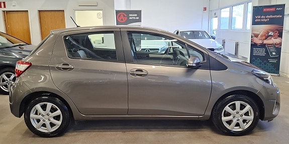 Toyota Yaris 8 of 24