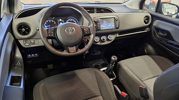 Toyota Yaris 2 of 24