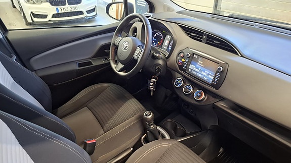 Toyota Yaris 11 of 24