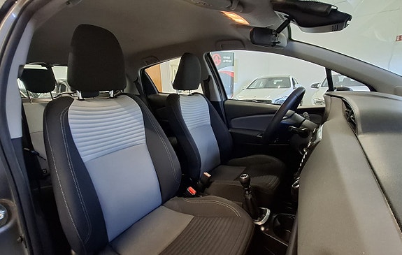Toyota Yaris 13 of 24