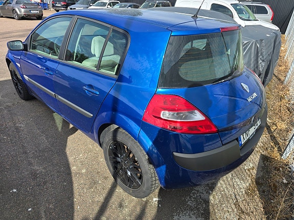 Renault Megane 2 of 9