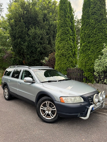 Volvo XC70 2 of 5