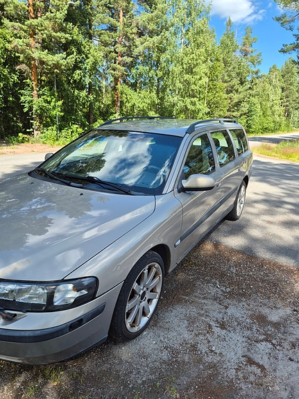 Volvo V70 3 of 5