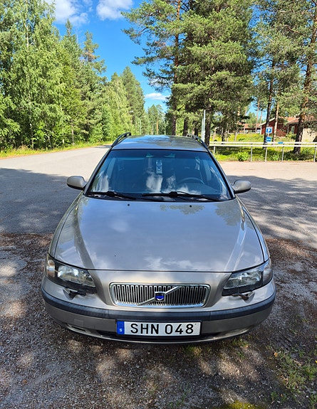 Volvo V70 2 of 5