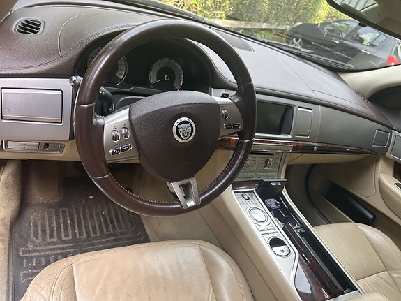 Jaguar XF 7 of 8
