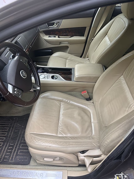 Jaguar XF 6 of 8