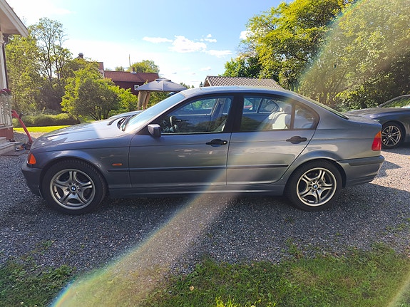 BMW 318i 2 of 5