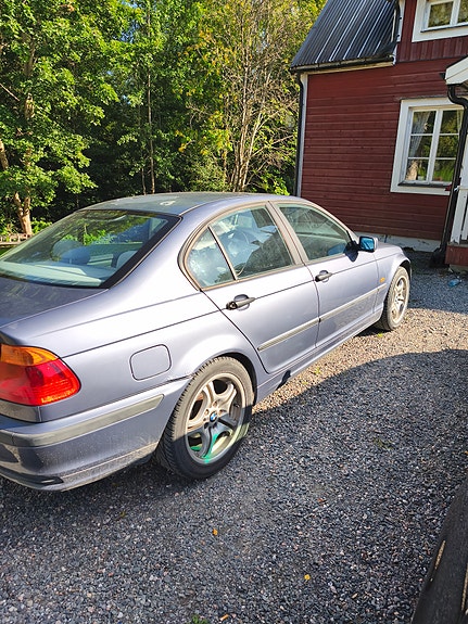BMW 318i 4 of 5