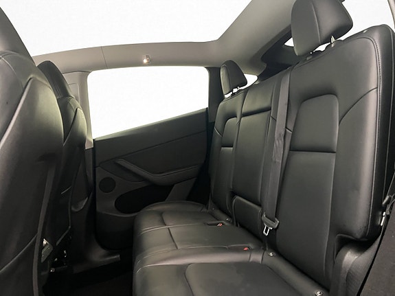 Tesla Model Y 17 of 30