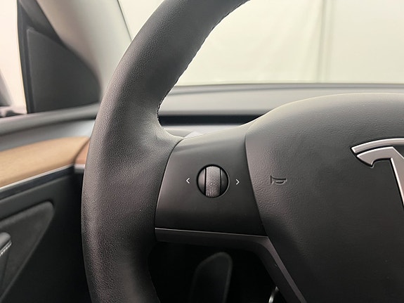 Tesla Model Y 20 of 30