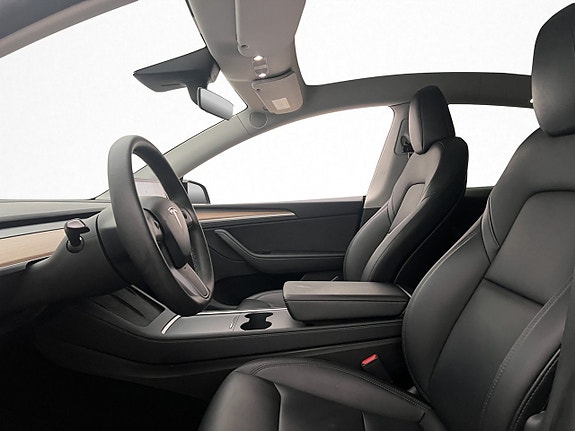 Tesla Model Y 12 of 30