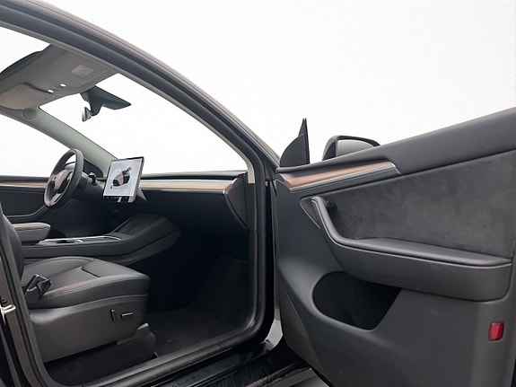 Tesla Model Y 16 of 30