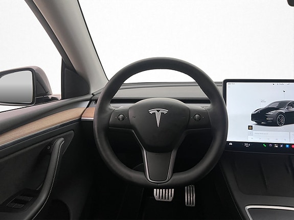 Tesla Model Y 14 of 30