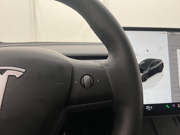 Tesla Model Y 21 of 30