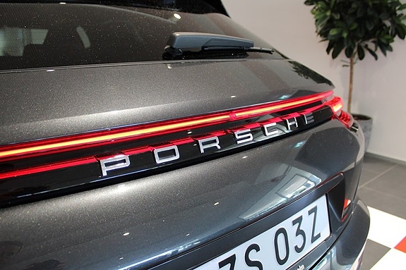 Porsche Panamera 4 2 of 5