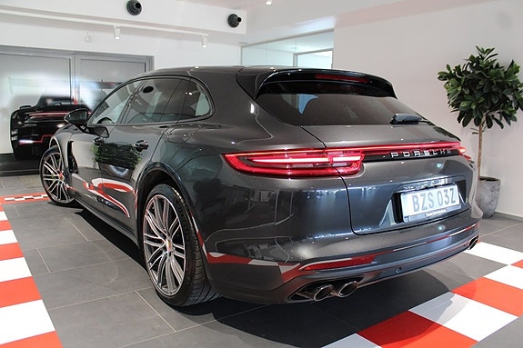 Porsche Panamera 4 3 of 5