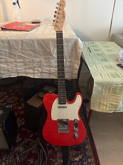 Röd Squier telecaster inköpt 2022