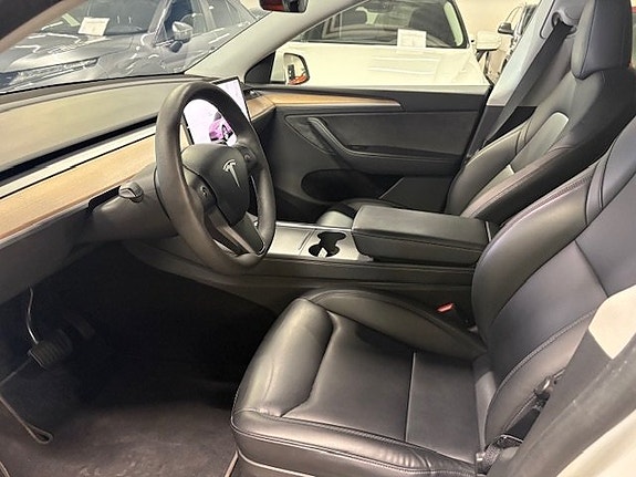 Tesla Model Y 4 of 11