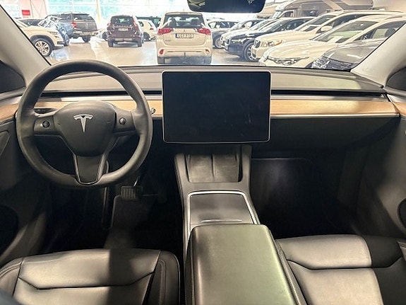Tesla Model Y 6 of 11