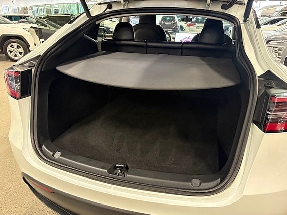 Tesla Model Y 10 of 11