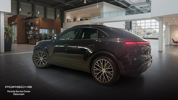 Porsche Macan 4 2 of 5