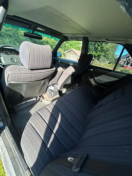 Mercedes-Benz 230 E 5 of 5