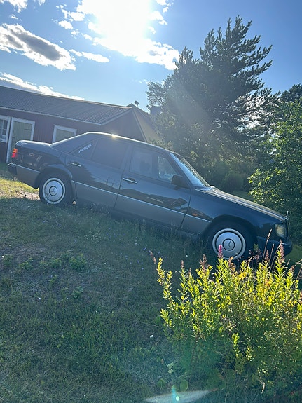 Mercedes-Benz 230 E 2 of 5
