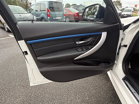 BMW 320d 12 of 16