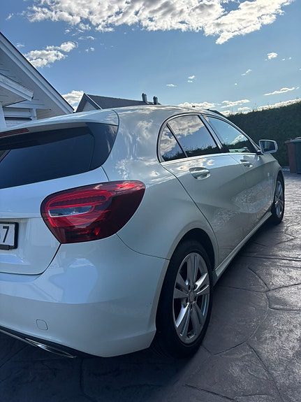 Mercedes-Benz A180 2 of 5