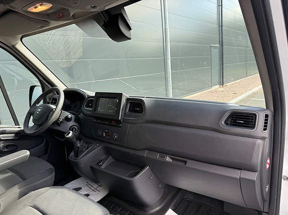 Nissan NV400 10 of 19