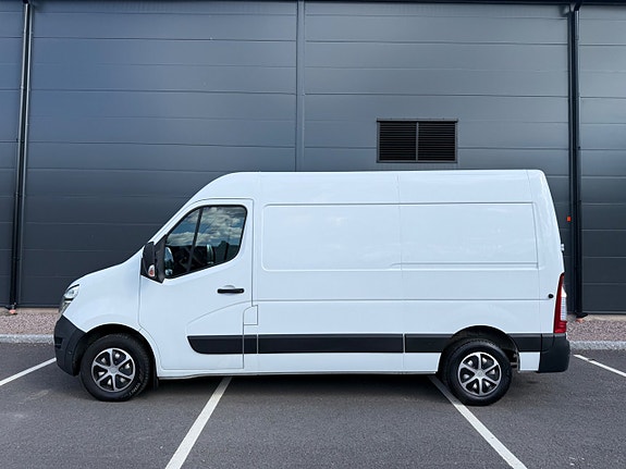 Nissan NV400 2 of 5