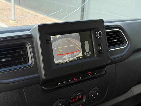 Nissan NV400 12 of 19