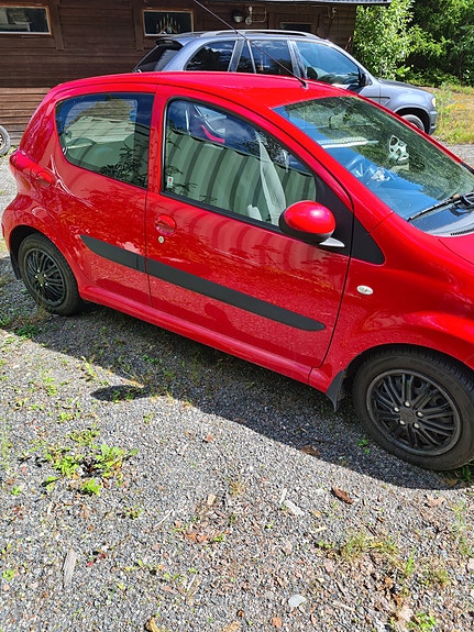 Toyota Aygo 2 of 3