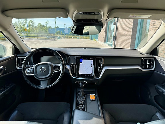 Volvo V60 Cross Country 2 of 5