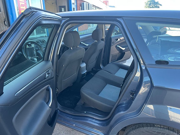 Ford Mondeo 13 of 30