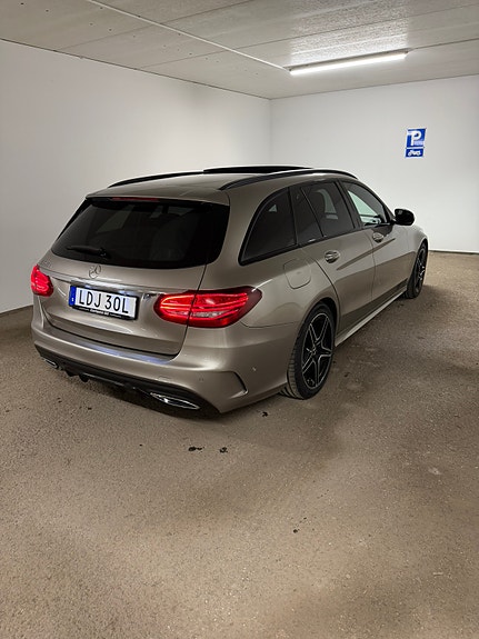 Mercedes-Benz C220 2 of 5