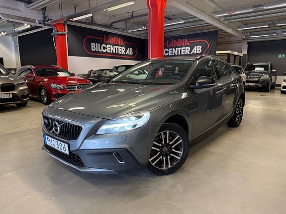 Volvo V40 Cross Country 2 of 5