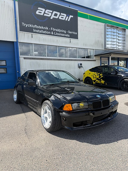BMW 325i 2 of 5