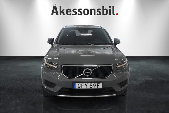 Volvo XC40 2 of 5
