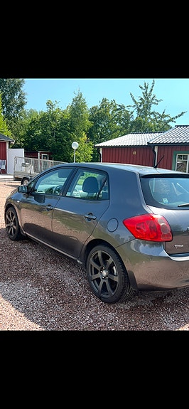 Toyota Auris 2 of 5