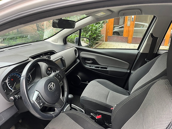 Toyota Yaris 5 of 7