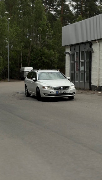 Volvo V70 2 of 7
