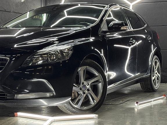 Volvo V40 2 of 22
