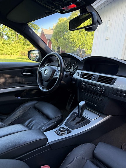 BMW 330d 3 of 4