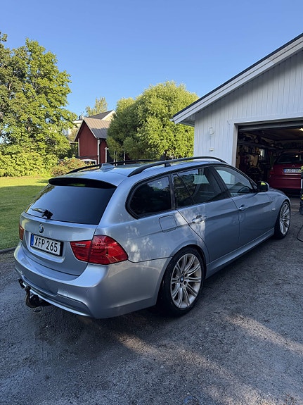 BMW 330d 2 of 4