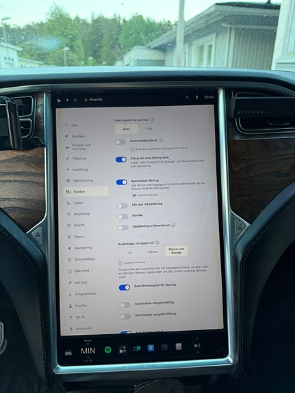 Tesla Model X 18 of 30