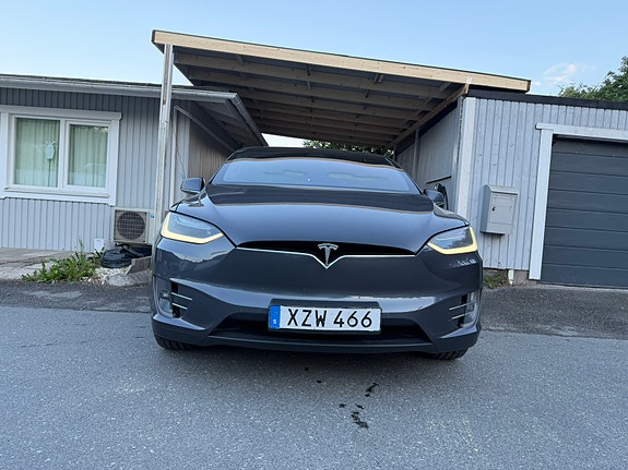 Tesla Model X 3 of 5