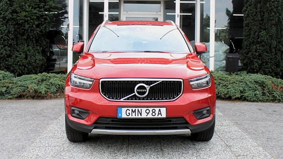 Volvo XC40 2 of 5
