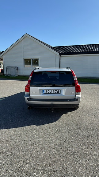 Volvo V70 3 of 5