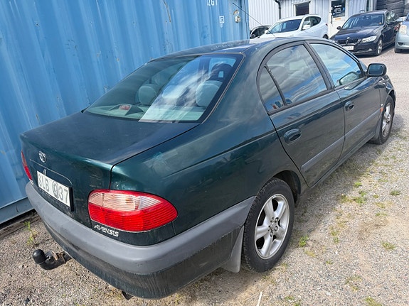 Toyota Avensis 2 of 5